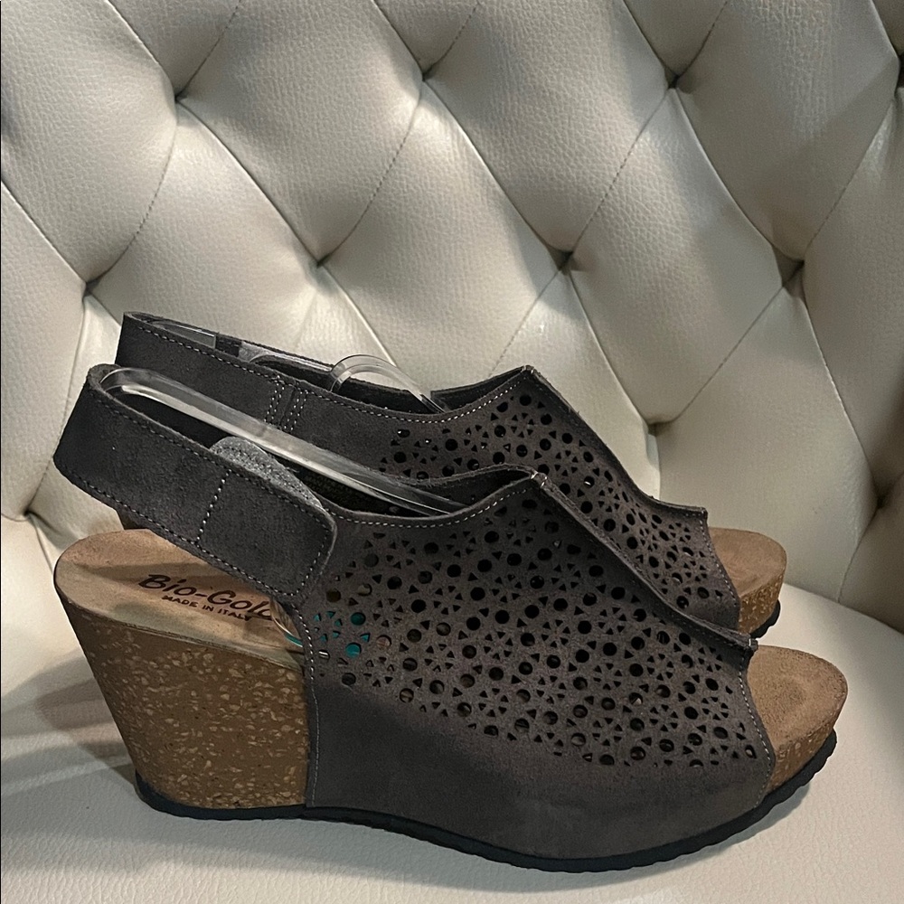 Taupe Suede Laser-Cut Cork Wedge Sandals Size 8 Made in Italy - Picture 4 of 7
